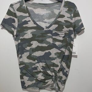 So Women's Green Gray Knotted Hem Camo Favorite V-neck Pocket Tee XS NWT